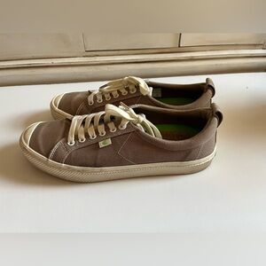Cariuma Oca Low Sneakers Taupe Neutral White Men’s 9.5 Women’s 11 Shoes